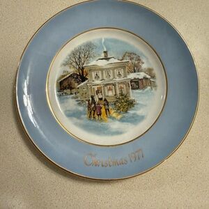 Vintage Christmas 1977 Decorative Plate